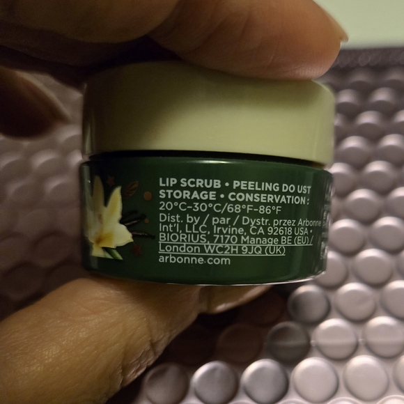 Arbonne Lip Scrub in Green Jar - Picture 3 of 4